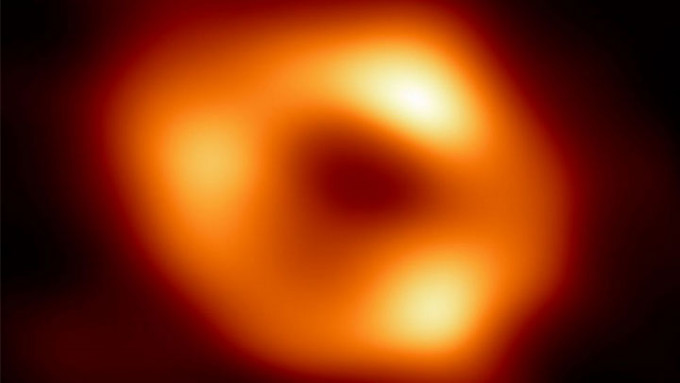 影像所显示的其实是黑洞的「剪影」。图片提供：事件视界望远镜