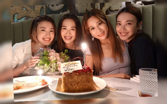 （左起）蒋家旻、岑杏贤、张嘉儿及朱千雪搞聚会。