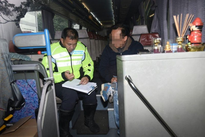 警方向涉事旅巴司机录取口供。