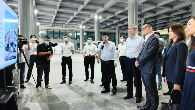 保安局局長鄧炳強今天（12日）到深圳福田口岸和羅湖口岸實地調研。