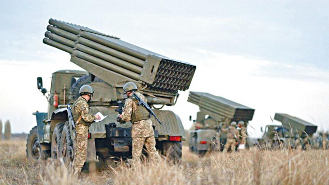 乌克兰赫尔松地区的射击场周三进行军事演习，军人准备操作BM-21多管火箭发射器。
