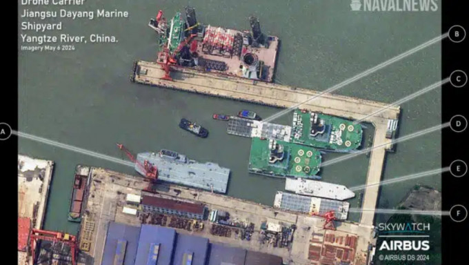 美媒据卫星照片称中国疑在长江边秘密建造第四艘航母。 NAVALNEWS截图