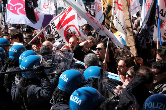威尼斯示威者與警員推撞。路透社