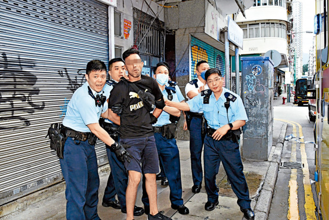被警方拘捕的南亞漢，被押走時情緒激動。
