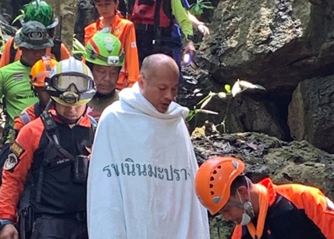 泰國和尚帕拉(中)在洞穴被困4天後獲救。網圖