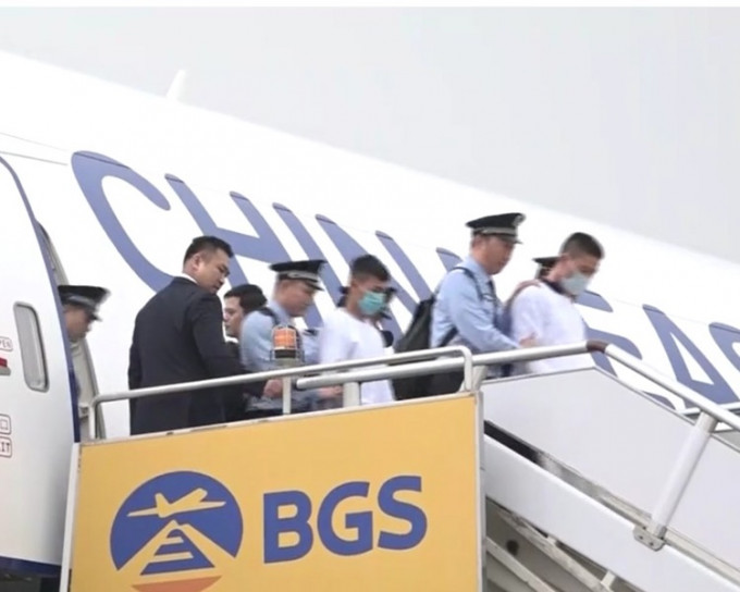 航班今早抵达北京机场94名疑犯移交予中国。网图