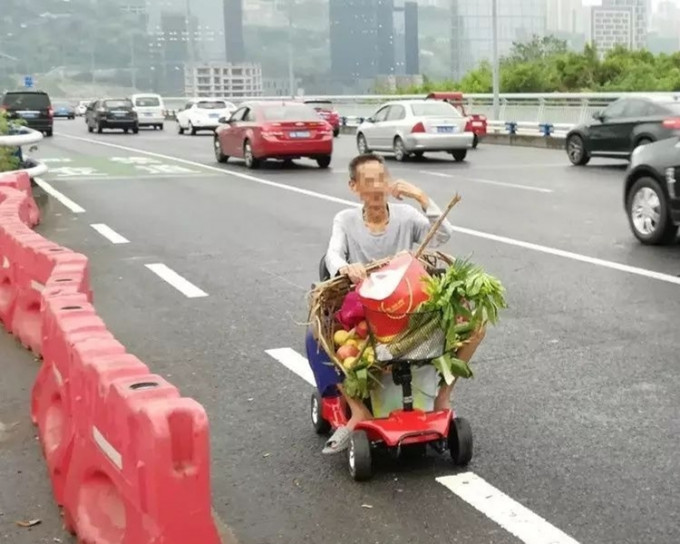 重庆一名老翁驾驶孙子的玩具电动车去买菜，并在马路上逆行，其后遭民警截查。(网上图片)