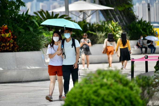 受低压区影响，星期二、三广东沿岸骤雨增多。