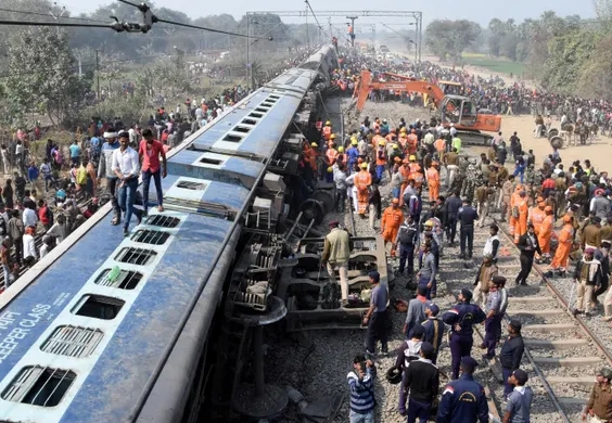 印度东北部比哈尔邦一列火车出轨，最少7人死亡，29人受伤。(网图)