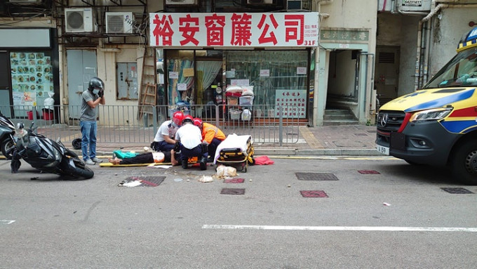 伤者倒卧地上，由救护员急救。fb： 车cam L（香港群组）