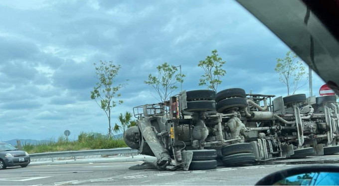 泥头车失事翻侧。facebook群组交通突发事故图片