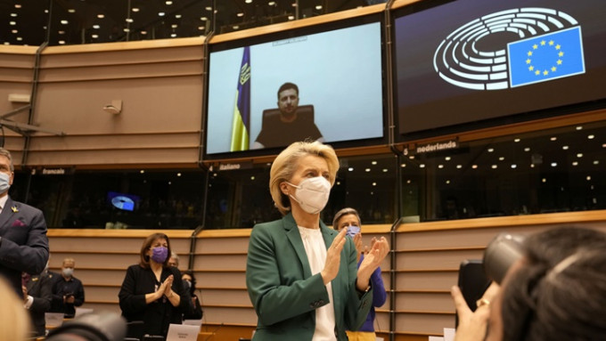 泽连斯基在欧洲议会发表视像讲话，欧盟委员会主席冯德莱恩亦有起立鼓掌。AP图片