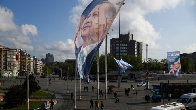 印有埃爾多安肖像的旗幟在伊斯坦堡塔水克西姆廣場飄揚。 路透社