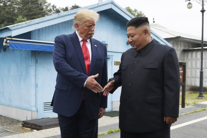 南韓傳媒報道，北韓最高領袖金正恩，向美國總統特朗普轉發親筆信，邀請他舉行第三次「特金會」，以及訪問平壤。AP