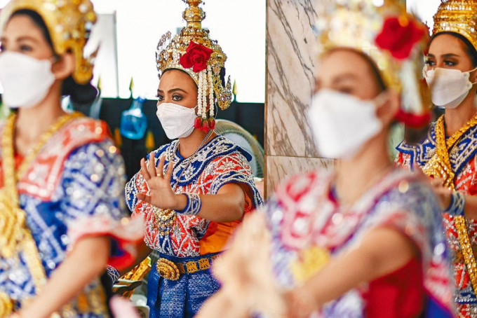 曼谷舞蹈员周五戴着口罩表演。