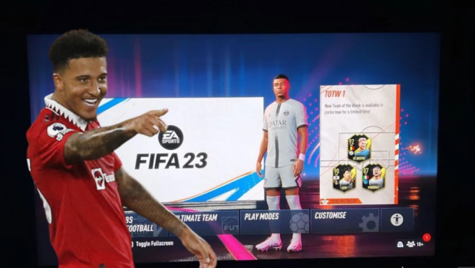 辛祖选择玩《FIFA 23》游戏放弃睇波。网上图片