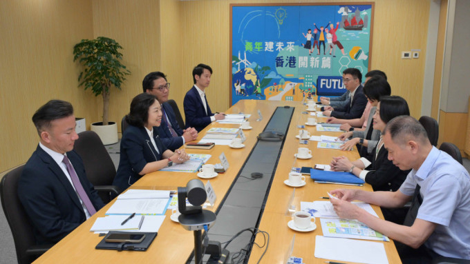麦美娟（左二）与由广州市南沙区副区长刘小潼（右二）率领的代表团及其访问团会面。