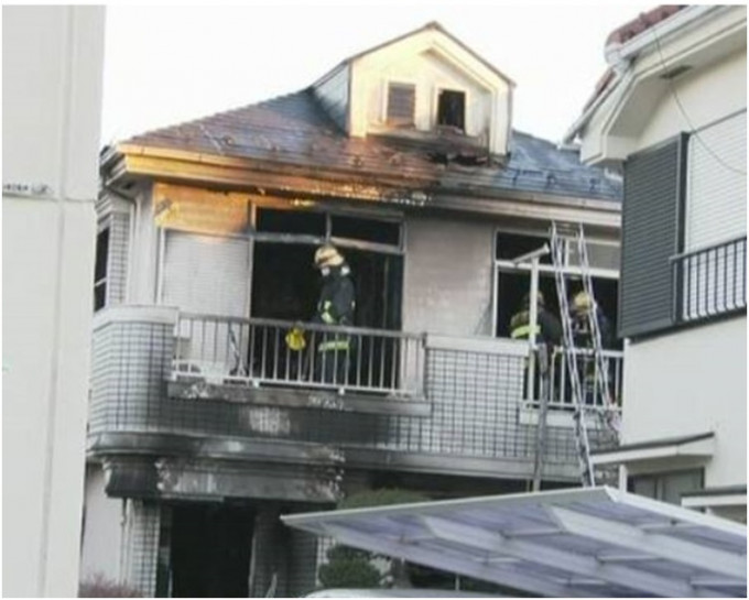 大火被救熄後，消防員進入現場調查。NHK截圖