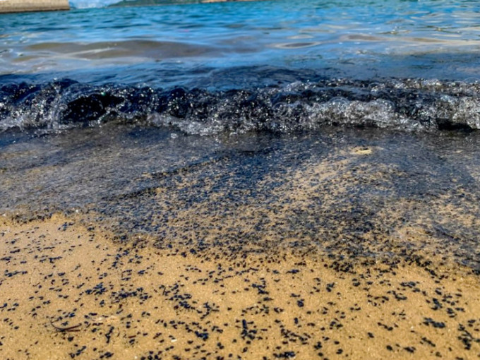 岸邊有大量黑膠顆粒。「無塑海洋」圖片
