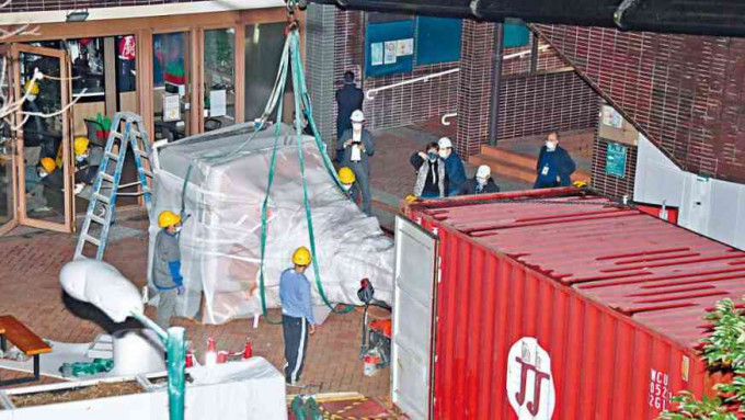 竖立港大校园逾二十四年的「国殇之柱」，在2021年12月由工人拆件用吊臂移上货柜车运走。资料图片