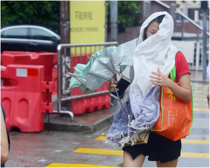 本港下午及今晚吹清劲至强风程度南至东南风。