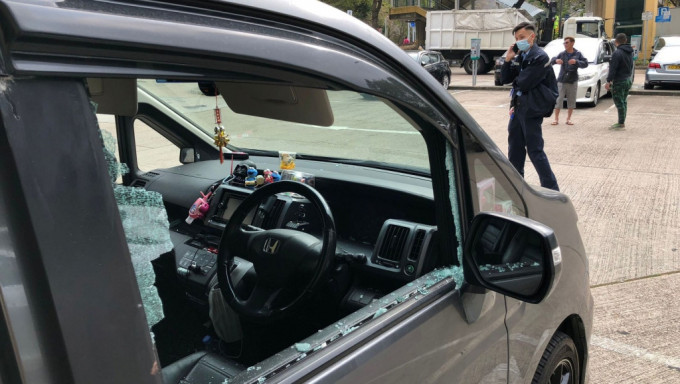 七人車車窗被扑爛偷竊，警員到場調查。