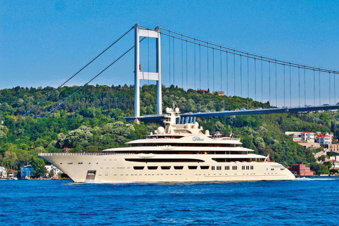 俄亿万富豪奥斯曼诺夫的豪华游艇Dilbar。　