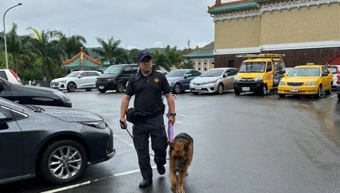警方帶警犬在台北故宮搜查。