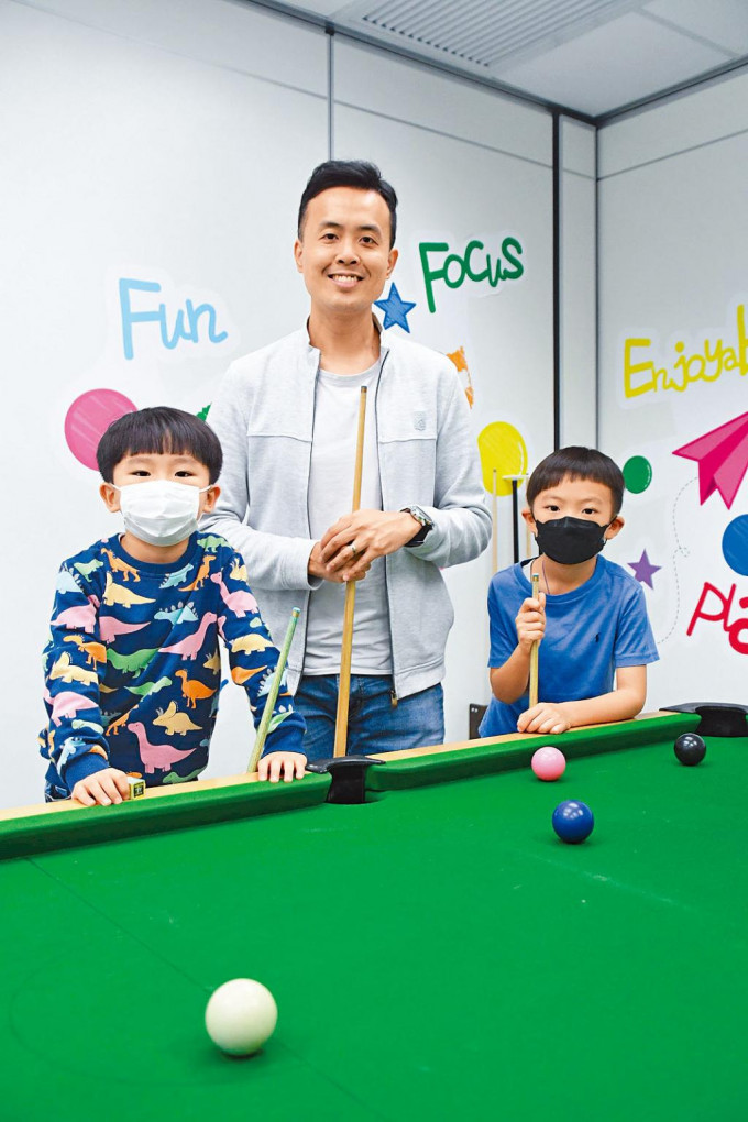 傅家俊与友人开设桌球教室，让小孩在学习中培养个人礼仪。