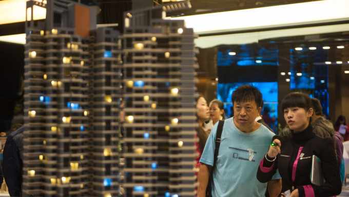 内地「历史性」刺激楼市的措施近日突然爆发，深圳新房成交环比上周末上涨90%，二手房成交环比上涨60%。