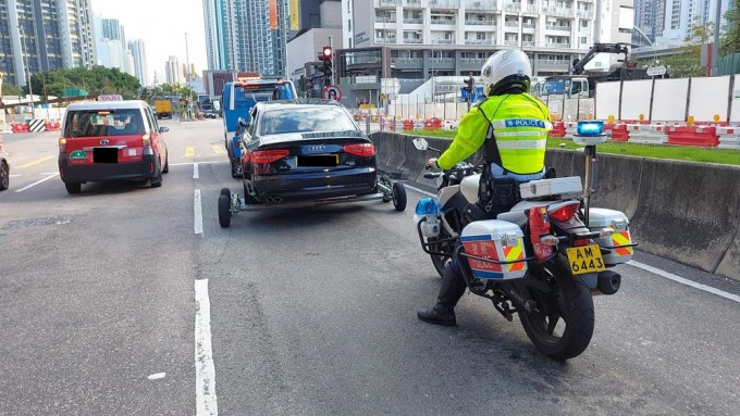 警員即場拖走違泊車輛。