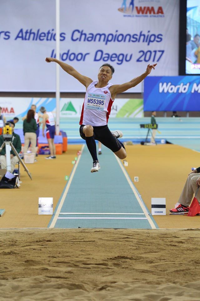跳遠的選手龔偉凌，亦僅以1厘米之微，敗給英國選手，奪得亞軍。Tony Chui‎／香港體育記者協會
