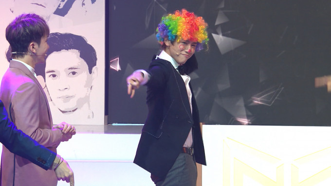 姜涛戴上假发扮小丑。　