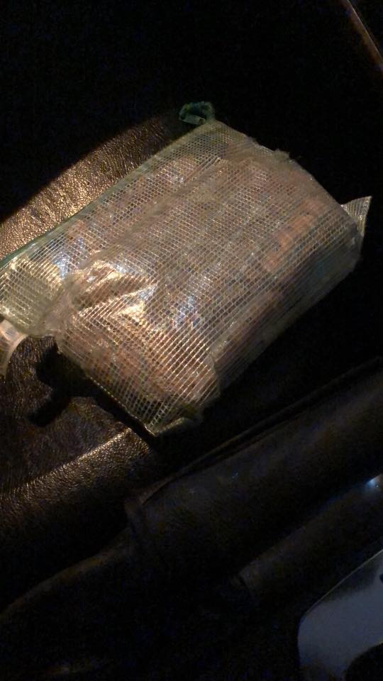 兩人遺留一個載有存摺、現金的半透明拉鏈袋在車廂上。澳門高登起底組fb圖片