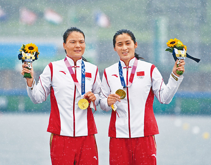 ■徐詩曉（左）與孫夢雅在雨中領取東奧金牌。