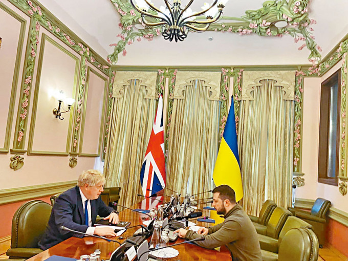 英國首相約翰遜昨在基輔，與澤連斯基會面。