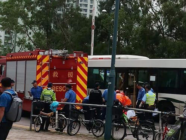 ‎一輛由消防局駛出的消防車與一輛大嶼山37號線單層巴士相撞。 東涌谷友吹水區FB/網民王運珍圖