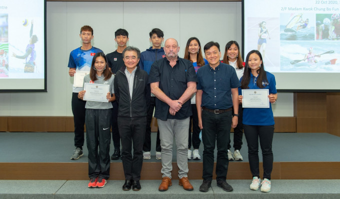 香港浸會大學獎學金頒授典禮上周四舉行，共有七位港隊現役或前選手透過精英運動員入學計畫。　網上相片