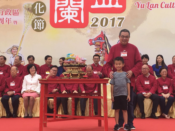 香港潮屬社團總會主席陳幼南和孫子表演親子盆供堆疊賽。