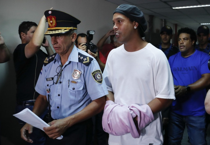 巴西一代球王朗拿甸奴與兄長涉嫌用假護照入境巴拉圭，被關入監獄。AP