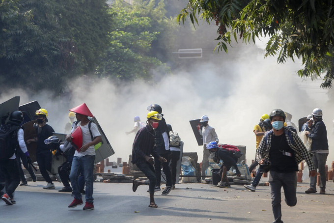 第二大城市曼德勒警方用催淚彈驅散示威者。AP圖片