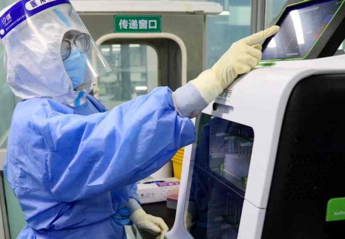 來自低風險地區的人若健康通行碼要當場進行核酸檢測。新華社