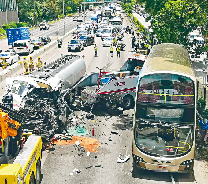 ■运油车撼撞拖车及巴士酿三伤，三车横亘全部行车綫。
