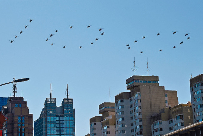 ■直升機排列成「100」字樣通過天安門廣場上空。