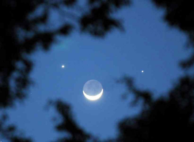 「雙星伴月」的少見的天文現象。網圖
