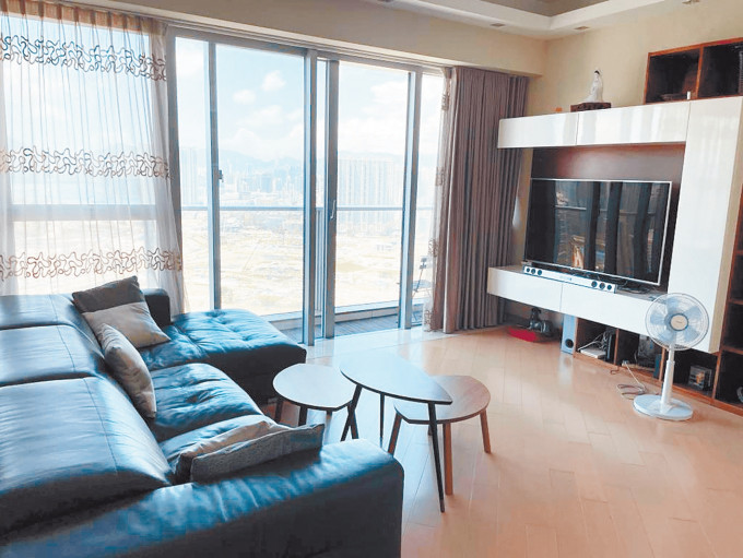 这个誉‧港湾2A座高层A室，实用面积1496方尺，现以3300万放售。