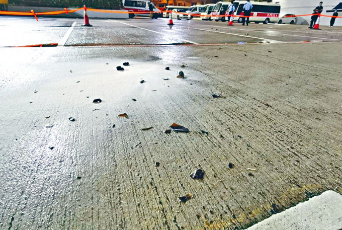 旺角警察体育游乐会被投掷汽油弹，地上遗下玻璃碎片。
　　