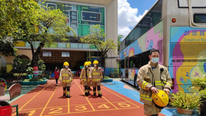 消防到场了解。梁国峰摄