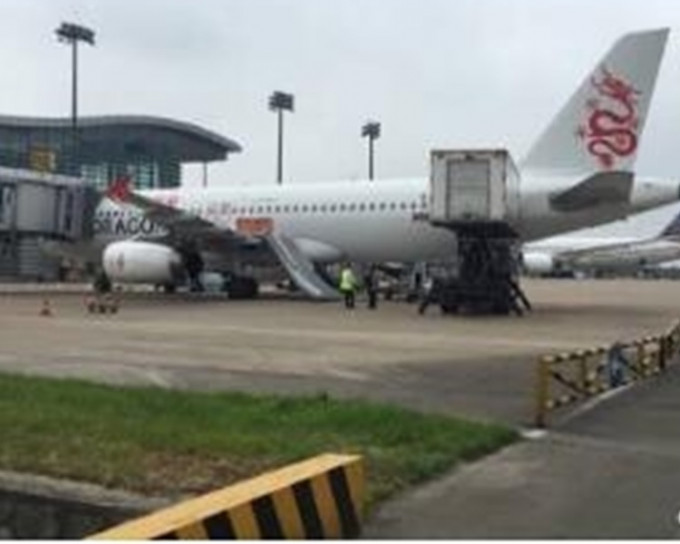 港龙航空一班客机杭州萧山机场弹出「逃生滑梯」。网上图片