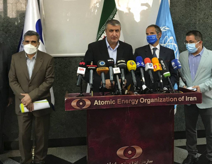 埃斯拉米（左二）与格罗西（右二）周日就伊朗核问题展开了会谈，其后发表联合联明。美联社图片